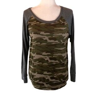 ⏰Calson sz XS green camo shirt w gray long sleeves